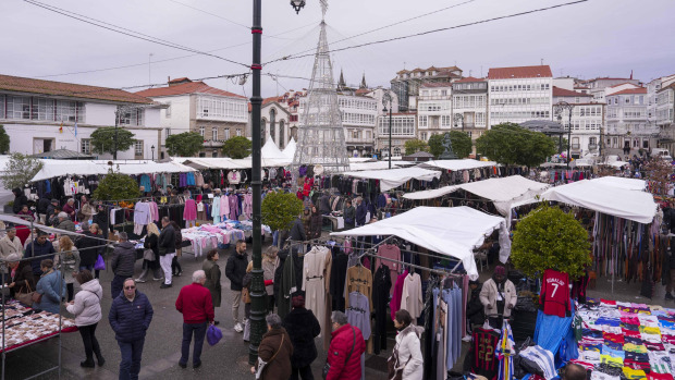 Vista de la García Irmáns, con menos vendedores que de costumbre, desde el atrio de Santo Domingo