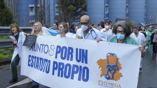 Varios sanitarios protestan contra el Estatuto Marco en el Chuac