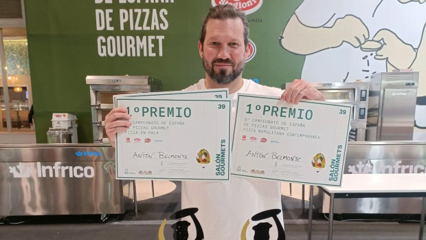 Antón Belmonte, con sus dos trofeos y sus diplomas