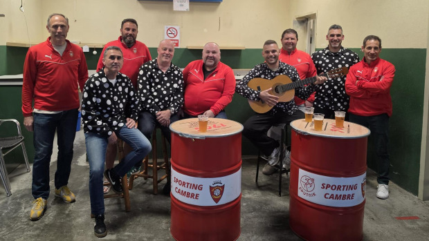 La directiva del Sporting Cambre posa en el campo Dani Mallo | cedida