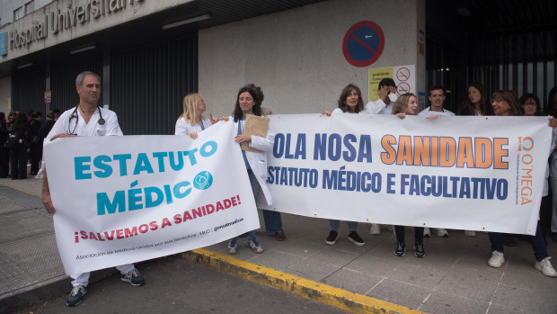 Los médicos del Chuac de A Coruña protestan en la cuarta semana de huelga contra la reforma del estatuto marco que propone el Ministerio de Sanidad y que regula las condiciones laborales del personal del Sistema