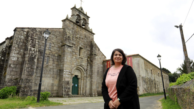 Marta Vidal Zapatero, delante de la entrada a la iglesia del Convento de San Salvador de Bergondo