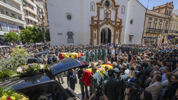 Salida de los féretros de los dos guardias civiles del funeral celebrado este sábado