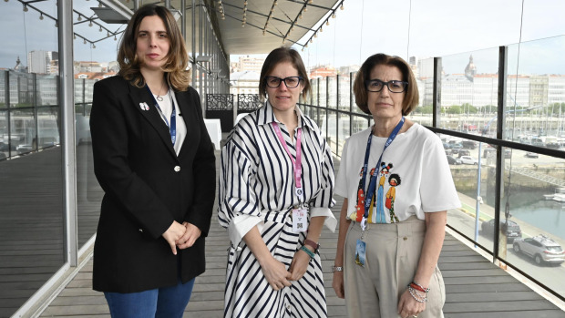 Sara Marinas y Pilar Río, de la Asociación Aebro, y Paz Vaquero, directora de SeparPacientes, esta mañana en Palexco