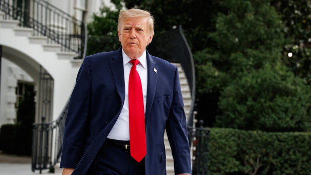 Donald Trump camina por el Pórtico Sur de la Casa Blanca, antes de partir desde el helipuerto