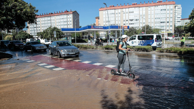 Una tubería rota inunda Salvador de Madariaga en Elviña @ Quintana (5)