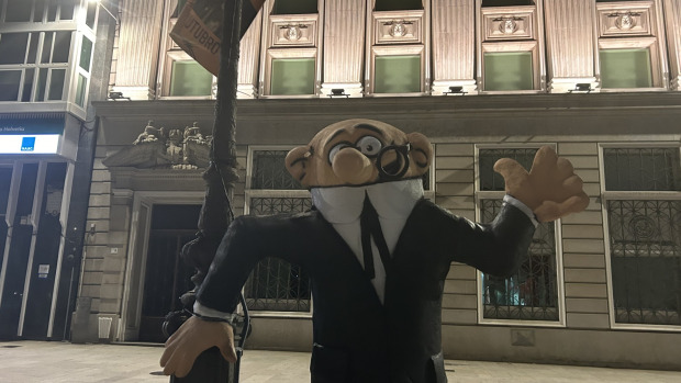Figura de Mortadelo con las gafas rotas en A Coruña