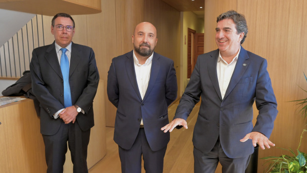 El concejal de Economía, José Manuel Lage (centro), y el presidente del Puerto de A Coruña, Martín Fernández Prado (derecha)
