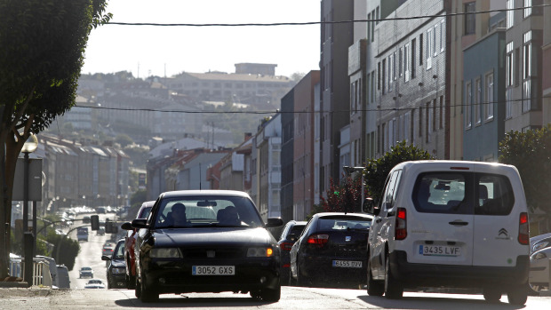 Vistas del CEIP San Xosé Obreiro y de tráfico por la carretera principal en Meicende