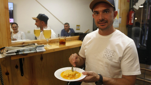 Un cliente toma tortilla en O Noso Recuncho