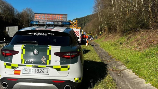 Intervención de la Guardia Civil en un accidente de tráfico
