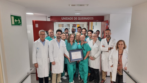 Parte del equipo de Quemados del Chuac muestra la acreditación EBA