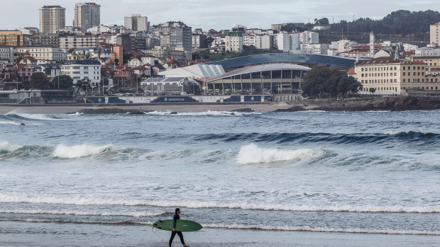 Un surfista, durante la alerta amarilla del día cinco