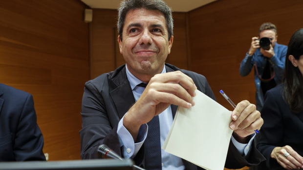 El president en funciones, este martes, durante su comparecencia ante Les Corts