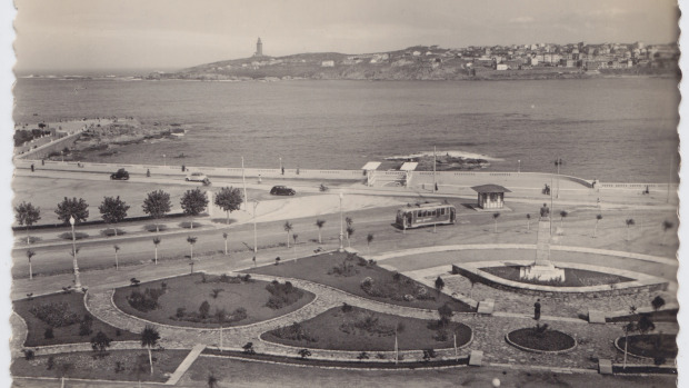Postal que muestra la plaza de Portugal en los años 50, con la escultura del mariscal Carmona en el centro