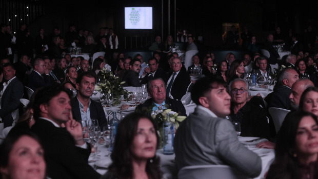 Nmerosos asistentes a la gala, con Francisco Vázquez en el centro, en la sala Pelícano