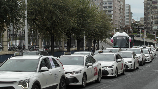 La caravana con un centenar de taxis se dirigió desde A Pasaxe hacia O Parrote, atravesando la ciudad por Linares Rivas, plaza de Ourense, Juana de Vega y el Paseo Marítimo