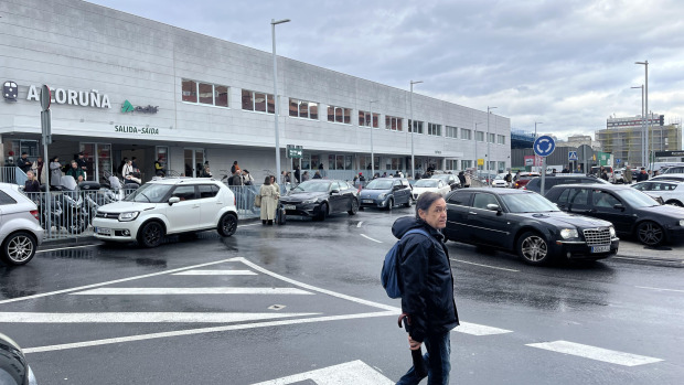 Los accesos a la estación de ferrocarril de A Coruña, ayer, nuevamente colapsados por la llegada de trenes a la ciudad