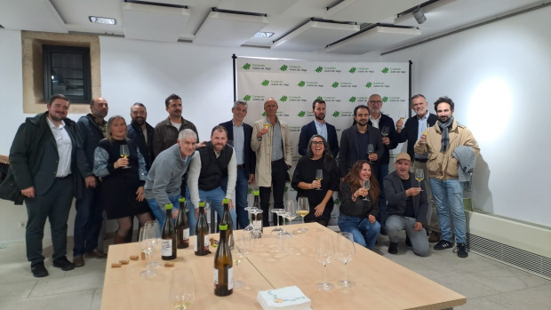 La ‘foto de familia’ de Avibe brindando con Viño da Terra de Betanzos