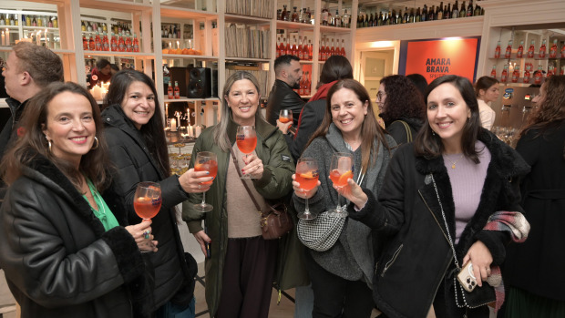 Varios de los asistentes disfrutan de un Amara Brava Spritz