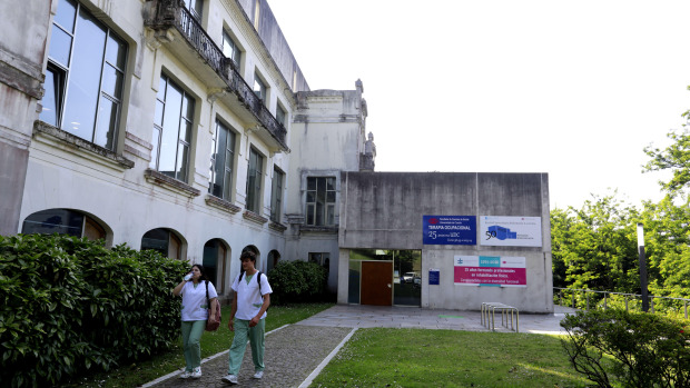 Dos estudiantes caminan en la facultad de Ciencias de la Salud de la Universidad de A Coruña