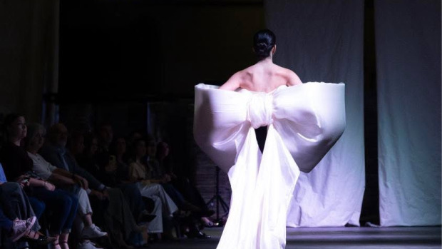 Uno de los looks de Circus, marcado por un gran lazo que refuerza el carácter escénico y narrativo de la colección