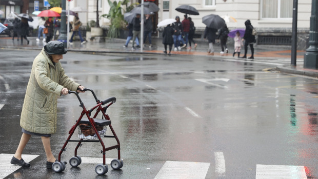 Una pensionista cruza un paso de cebra