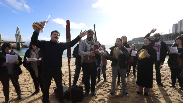 Xurxo Souto liderou a foliada e a representación teatral da lenda na praia de Santo Amaro