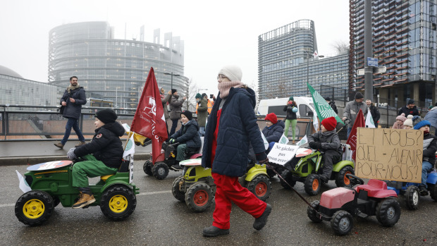 Un grupo de niños en minitractores protestaron en Estrasburgo contra Mercosur