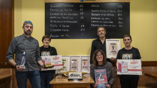 La plantilla de Bodega Órdenes posa ayer en el local con todos los premios conquistados durante estos diez años