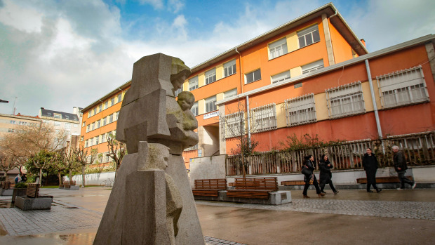 La estatua de Isabel Zendal, frente al IES Ramón Menéndez Pidal