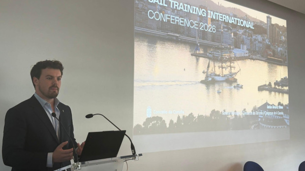 El gerente del Consorcio de Turismo, Antón Álvarez, durante la conferencia en Burdeos