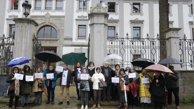 Representantes de la Plataforma de Víctimas del Alvia 01455, esta tarde, a las puertas de la Audiencia Provincial de A Coruña