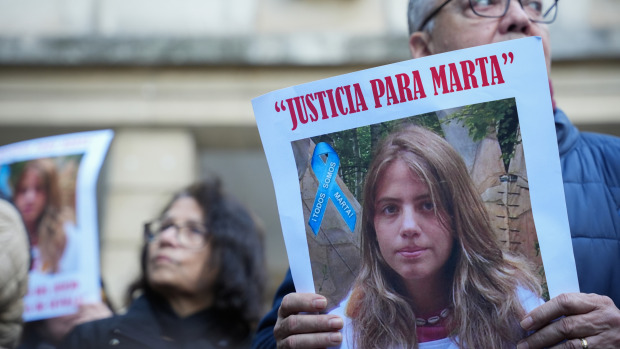 Manifestantes con carteles con la foto de Marta del Castillo, durante la concentración ante los juzgados por el 15 aniversario de su asesinato
