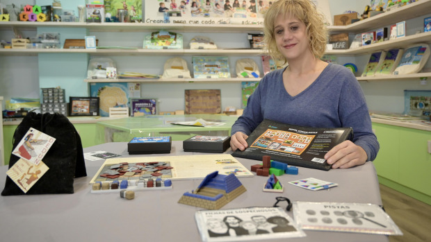 Ana Rodríguez posa con uno de sus juegos en su tienda