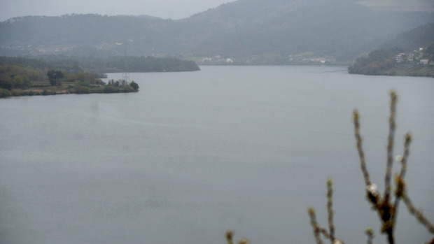 ista general del embalse de Castrelo de Miño.jpg