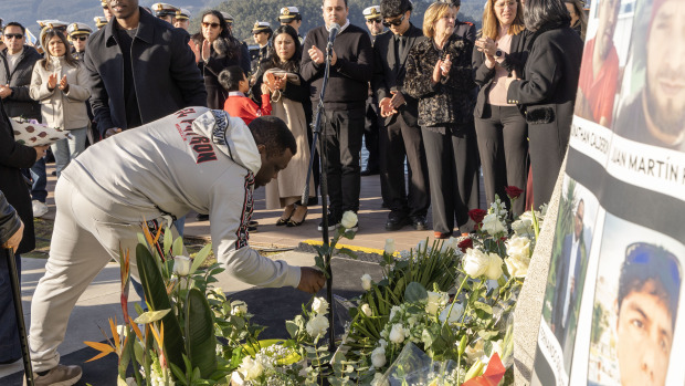 El superviviente Samuel Kwesi durante la ofrenda floral este sábado en Marín en el homenaje a los marineros fallecidos en el hundimiento del 'Villa de Pitanxo' 