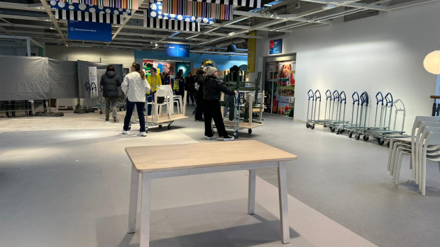 Clientes se llevan carros cargados con los muebles del restaurante de Ikea en A Coruña