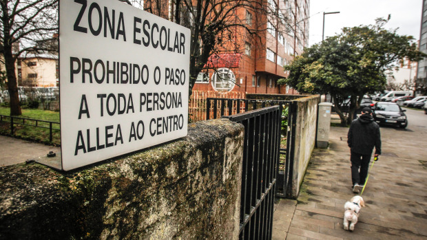 Puerta de acceso al IES Elvila