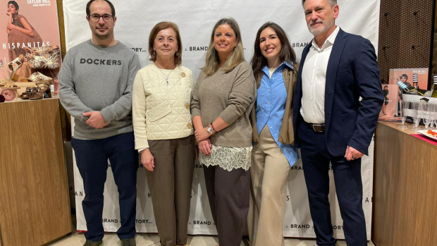 De izquierda a derecha, Javier Orduña Monteagudo, Yolanda Monteagudo y Lucía García Monteagudo, de Calzados Yolanda, y Rocío Chico de Guzmán y Carlos Chico de Guzmán, de Hispanitas