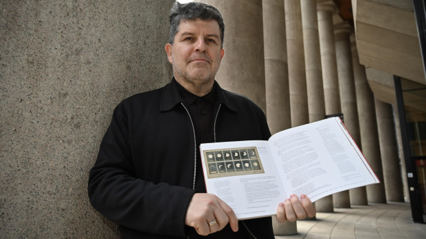 Alfredo Sellier, con un libro en el que se muestra la serie de fotos del eclipse de 1912 que pretende recrear
