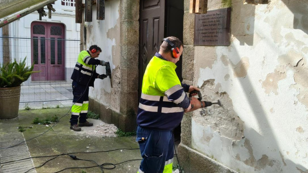 Operarios municipales intervienen en la mampostería de los muros de la Capilla de San Roque