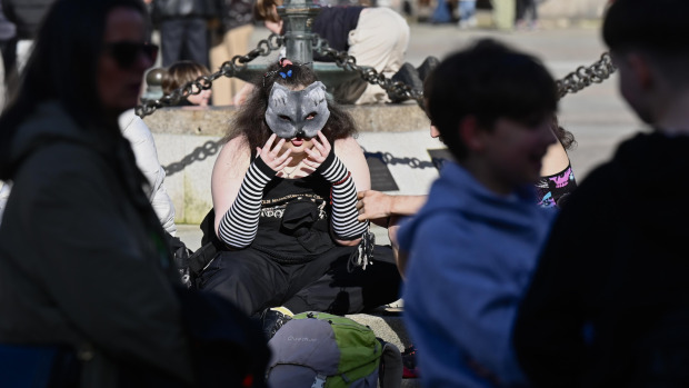 Una persona en una quedada therian en María Pita