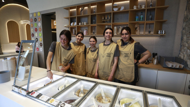 Las trabajadoras de Desseo despachan, ayer, los primeros helados de la cadena en A Coruña