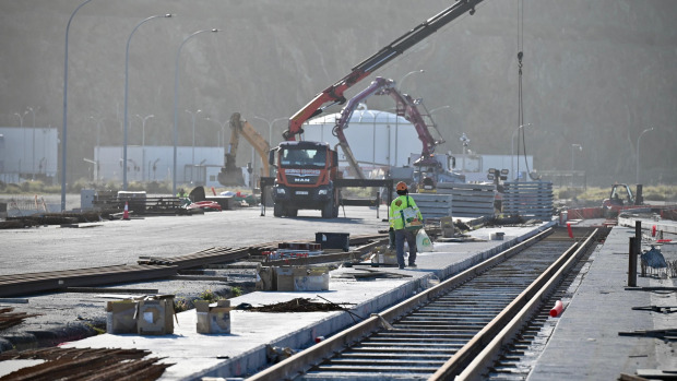 El proyecto del acceso ferroviario del Puerto Exterior de Langosteira, una actuación clave que tardó años en ponerse en marcha, encara su recta final, con la previsión de que esté acabado el próximo verano. La plataforma con las vías por las que circularán los trenes ya es visible en la mayor parte del trazado.