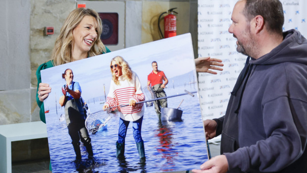 Yolanda Díaz posa junto al fotógrafo Iñaki Abella, quien le regaló la fotografía que muestran durante un evento en Vilagarcía de Arousa