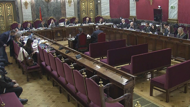 Dos mandos de la Unidad Central Operativa (UCO) de la Guardia Civil, este lunes en el Tribunal Supremo
