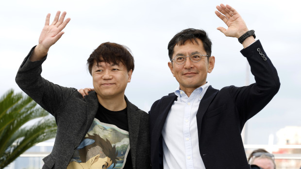 El director japonés Goro Miyazaki (d) y Kenichi Yoda de Studio Ghibli, en una fotografía de archivo del 20 de mayo de 2024