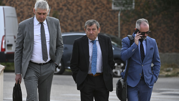 Los inspectores Bonifacio Díez Sevillano (c) y José Ángel Fuentes Gago (i) y Andrés Gómez Gordo, a su llegada este jueves a la sede de la Audiencia Nacional en Madrid, este jueves