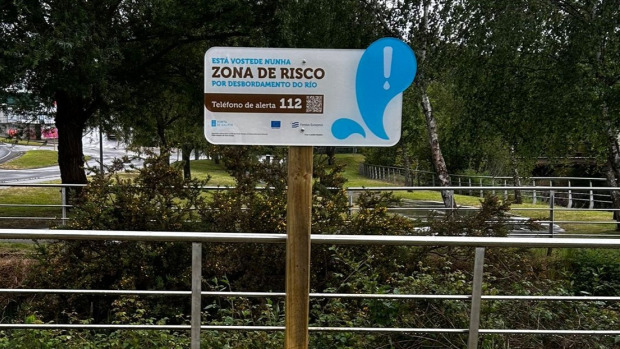 Un dos carteis instalados por Augas de Galicia nunha zona con risco de inundación
